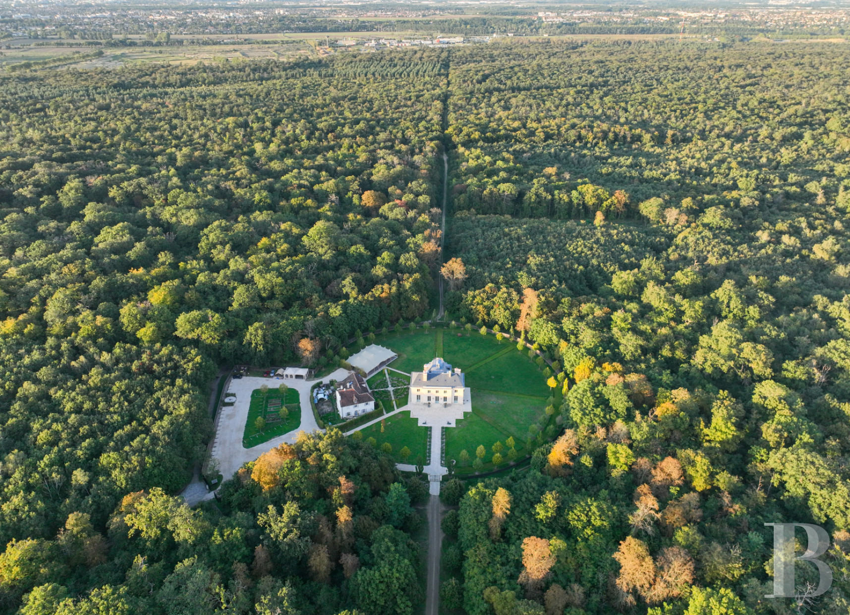 A completely renovated royal hunting lodge in the heart of the Saint-Germain-en-Laye forest - photo  n°1